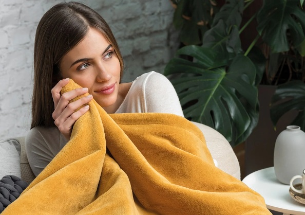 Britishpolio's tweet image. As a #polio survivor, we know how difficult it can be to warm weakened limbs &amp;amp; manage pain triggered by even mild temperature changes. In colder weather, it can feel much worse. An electric throw or overblanket could help, costing around 3p per hour. Call us on 0800 043 1935