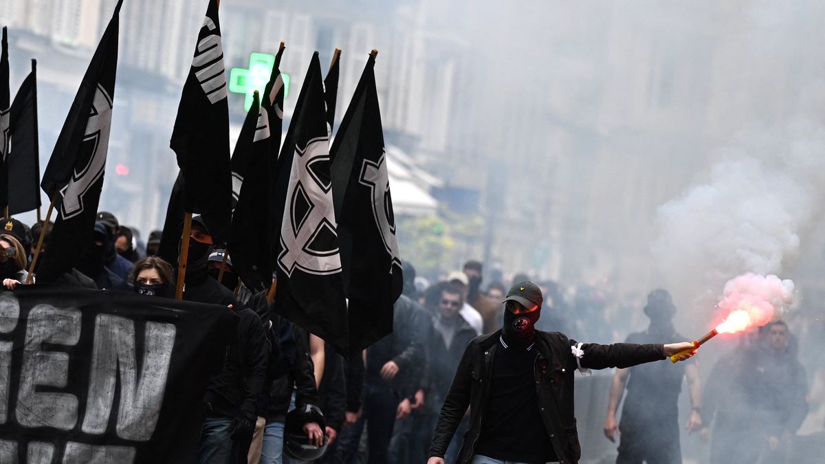 BisonRavi_007's tweet photo. @CarolineFourest @franctireurmag Personne est surpris d'observer un lien entre #JeuneGarde &amp; hyperviolence. Ce groupe s'est constitué pour faire face à ceux d'ED qui se constituent en milices, s'arment, s'entrainent et vont au combat de rue, et sont autorisés à parader dans Paris. Vive la lutte antifasciste ! ✊ https://t.co/Dpl8Qlk6Dv