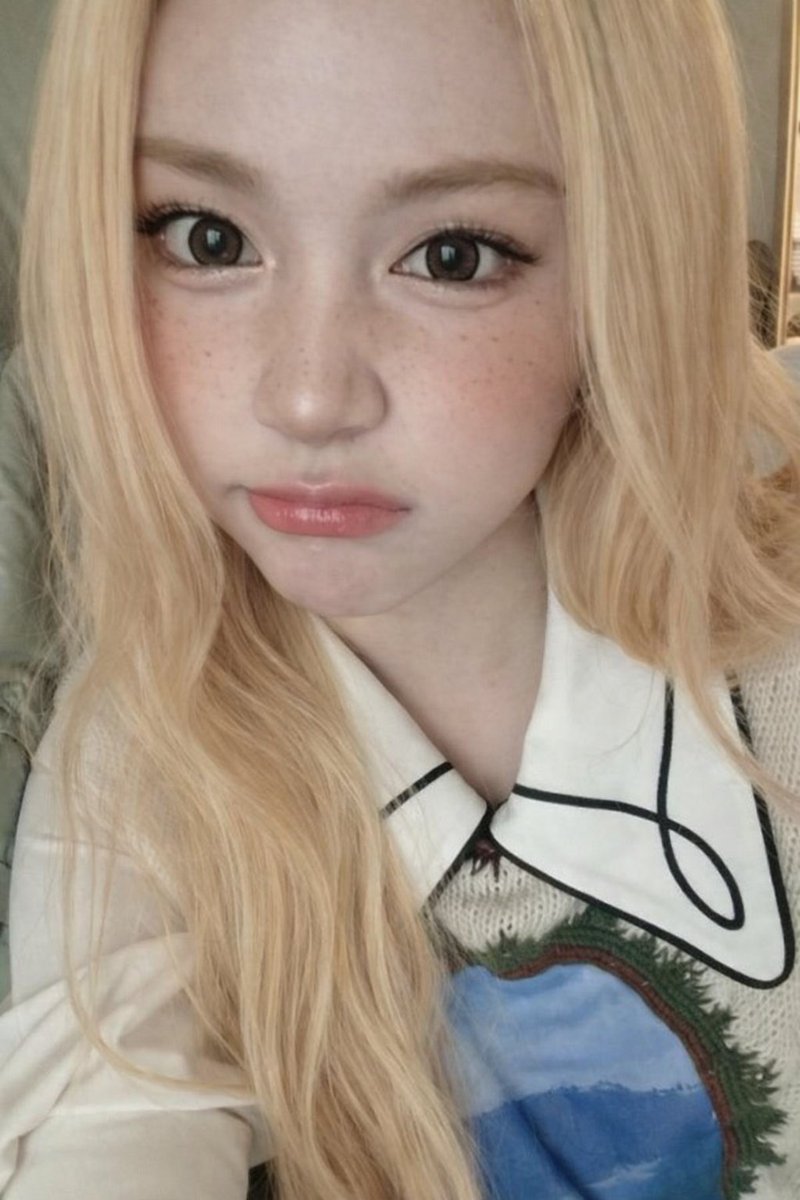 I just realize how perfect she is when she tried light hair color...