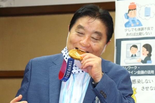 名古屋出身のりくりゅうペアの金メダルを河村たかしに齧らせないために名古屋民は懸命に先の衆院選で投票して国政に押し戻したと言われている。