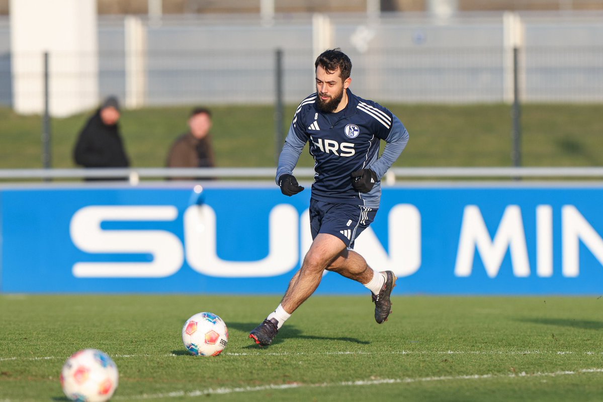 RESMI! Pemain yg menolak Persija Januari lalu, 🇩🇪Amin Younes (32) berpisah dgn Schalke setelah pemutusan kontrak secara mutual

Schalke tidak bisa menjamin menit bermain yg banyak bagi Younes di sisa musim ini

Apakah akhirnya ia akan membuka pintu bagi klub Indonesia? 👀