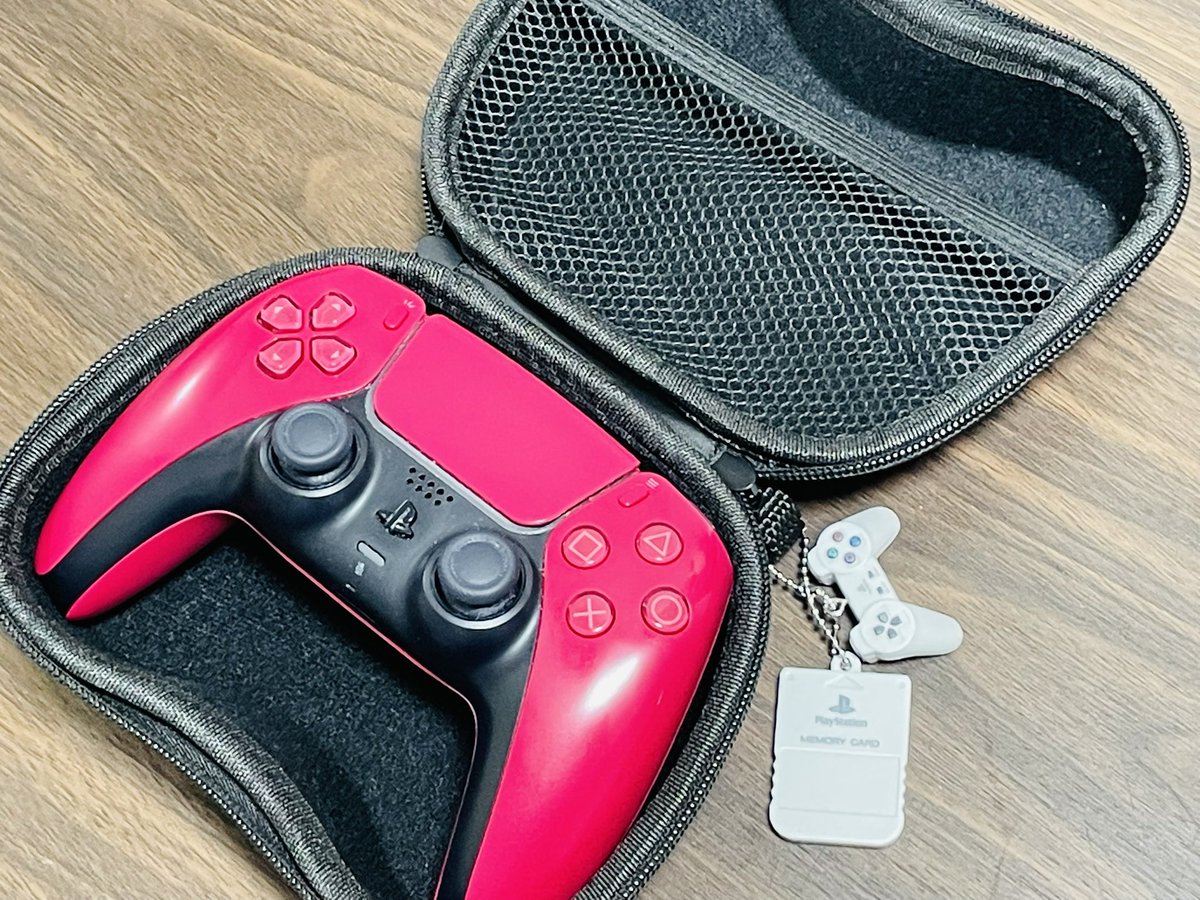 欲しかったやつがコンビニで売ってたので２個購入
ちょうど良い感じに初代PSコントローラートとメモリーカードだった☺️

最近パッドを持ち運ぶ機会が増えたのと、ケースの表裏が毎回わかりにくいので、チェーン纏めて目印につけました🎮💾
