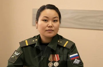 prof_preobr's tweet photo. На фото - Анна Дамбыы из Тувы. Анна - очень большая патриотка России. Она как узнала, что России и её родной Туве страшно угрожают украинцы, так сразу стала горячо поддерживать СВО.
А в 2024-м Анна сама поехала на фронт.
Потому что надо же оборонять любимую Туву от ужасных украинцев, живущих за несколько тысяч километров.

В конце января 2026 Анна вернулась в надёжно защищённую и безопасную Туву. Через 20 дней она набухалась с подругами в сауне. Те вызвали её мужа, чтобы отвёз "героиню СВО" домой. Муж тоже был бухой.
Той же ночью он убил Анну, а затем покончил с собой.

Живут такие слаборазвитые анны убогой жизнью в нищих медвежьих углах. Они именно слаборазвитые. Потому что только слаборазвитый поверит, что в его нищете и убогости виноваты Украина и Запад, а не те, кто правит его страной уже 25 лет. Только слаборазвитый поверит, что где-то там в Украине мерзкие "бендеры" мечтают захватить убогую конуру в Туве.

И, поверив во всё это, слаборазвитая Анна едет за тридевять земель убивать. Потом возвращается домой. Слушает ещё раз речи любимого вождя о том, как прекрасна традиционная российская семья по сравнению с ужасными лгбт на Западе. После чего слаборазвитую Анну убивает её собственный муж.

Но и в этом, конечно, виноваты "бендеры" и русофобы. И на похоронах Анны такие же, как она, слаборазвитые тоже набухаются и будут давать клятвы отомстить этим "бендерам" за Анну. И станут ненавидеть Украину и украинцев ещё сильнее.