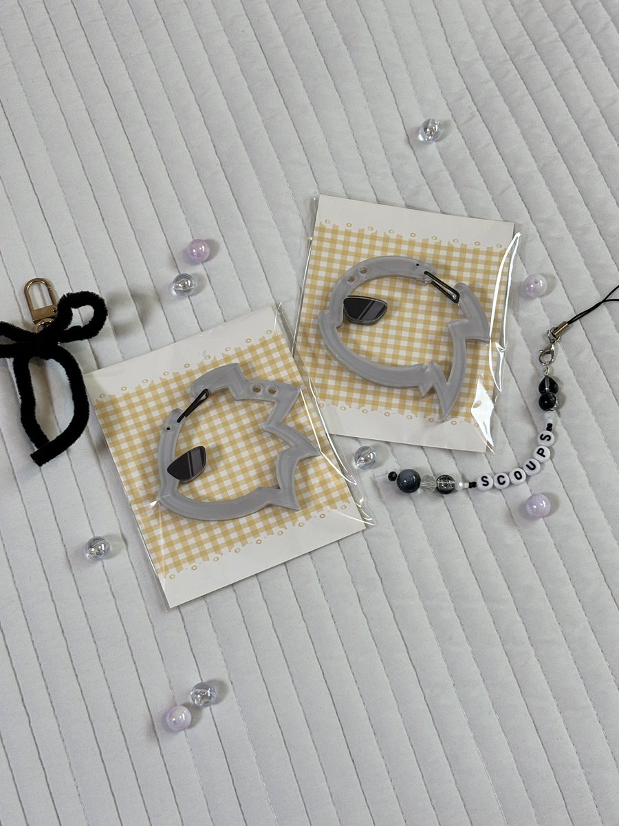 ꔛ 쿠테만테/호우 카라비너 나눔 + 판매합니다! ꔛ

[나눔]
#rt + #follow 해주신 분들 중 
랜덤 3분께 카라비너 선물 드려요🫶🏻

당발 : 02/23(월) 밤 하니시
* 배부/후기 가능한 분🙋🏻

[판매]
🗓️ 02/18(수) 18:05 ~ 02/23(월) 22:04
🔗 witchform.com/deposit_form/9…

*선입금폼이며 선착특전 있습니다!💕