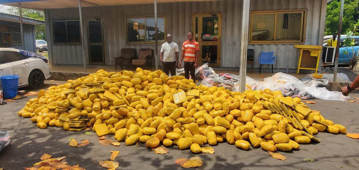 Truthayt's tweet photo. The Ghana Police Service intercepted a tipper truck carrying 3,009 slabs of suspected cannabis at Sege in Greater Accra. Two suspects were arrested for allegedly offering GHS150,000 bribe.
#Truthhub https://t.co/IqtY5QJaEE