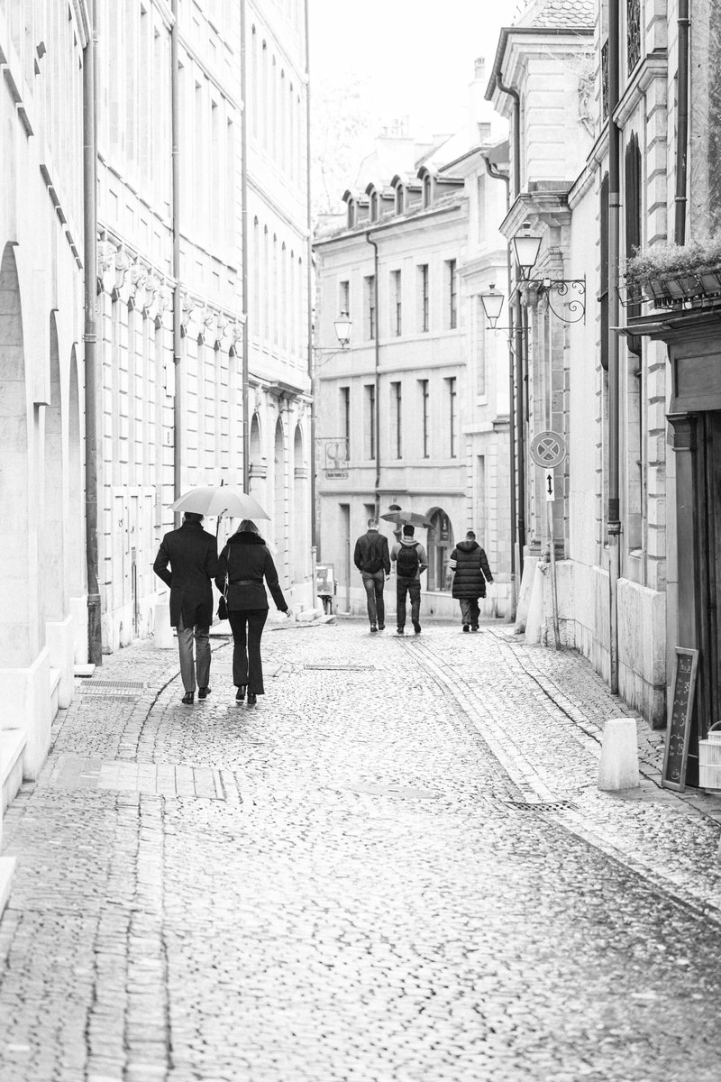 benoitphotogva's tweet photo. Ce que le temps laisse dans les rues de Genève. Les pavés se souviennent. Les passants passent. Vieille Ville après la pluie.

#CeQueLeTempsLaisse #VieilleVilleGeneve #GenevePhoto #NoirEtBlanc #StreetPhotography #IlfordHP5 #AtmosphericGeneva #GenevaOldTown #BlackAndWhitePhotography