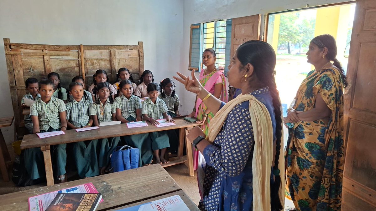 Vikramasingapu2's tweet photo. விக்கிரமசிங்கபுரம் நகராட்சி  படி வார்டு 01 யில் உள்ள நாடார் யூனியன் நடுநிலை பள்ளி மாணவ மாணவிகளுக்கு "எனது குப்பை எனது பொறுப்பு" எனும் தலைப்பில் குப்பைகளை  கையாள்வது,தரம் பிரித்தல் குறித்த விழிப்புணர்வு  மற்றும் துண்டு பிரசுரம் வழங்கப்பட்டது. @MawsTamilNadu @MyWasteMyRespo1 https://t.co/PnFhqgLTfh