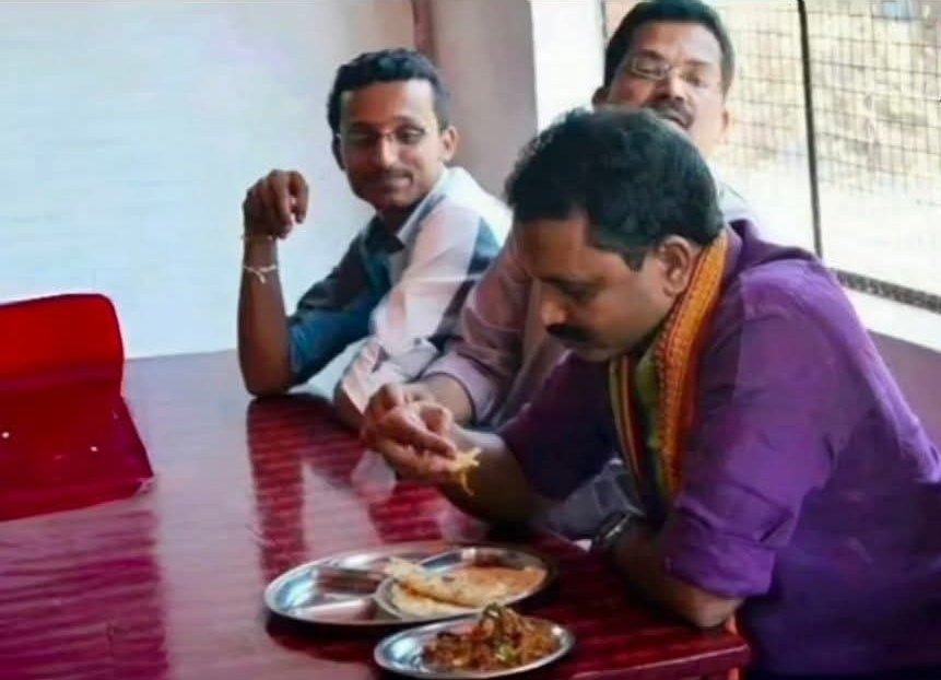 ഇവിടെ സുരക്ക് ബീഫ് തികയുന്നില്ല 
അപ്പോഴാ ബാക്കി പെണ്പിള്ളേരെ തീറ്റിക്കാൻ