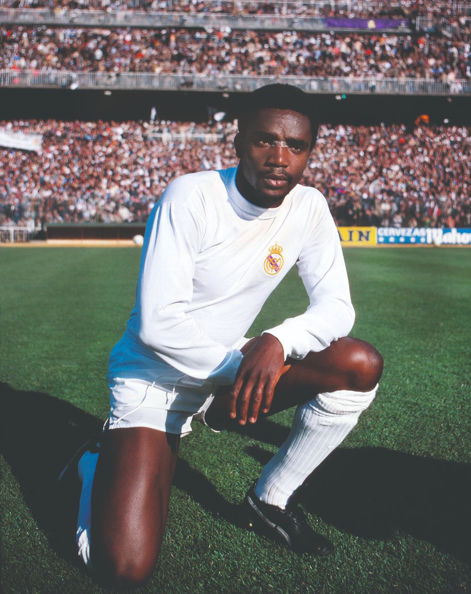 Cunningham saltó al campo del Millwal en 1974. Los  racistas le recibieron con plátanos y hasta un cuchillo. Al terminar el partido mandó un beso a la grada y el saludo 'black power'. La policía le acusó de provocar. 
Oportuna historia de <a href="/ArturoLezcano/">Arturo Lezcano</a> 
revistalibero.com/blogs/contenid…