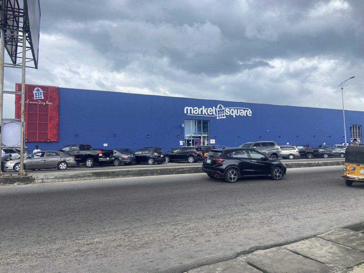 Kenneth11SAVAGE's tweet photo. This is the biggest Market Square in Nigeria 
Location: port harcourt 
Anything you don’t find here don’t worry you wouldn’t find it anywhere. https://t.co/MIJIJzRi9S
