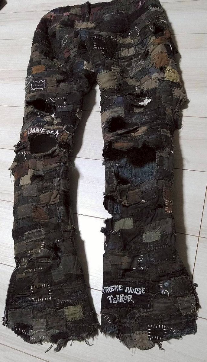 ボロ / クラストパンツ製作について、少し前はZINやWebと言った媒体で時々纏められていましたが、昨今そう言った情報が少しずつ消失してきているように感じたので、自分なりの製作過程を改めて、初心者がボロ作りを行うキッカケ程度の情報だけではありますが纏めてみました。
note.com/chaos_u_hey/n/…