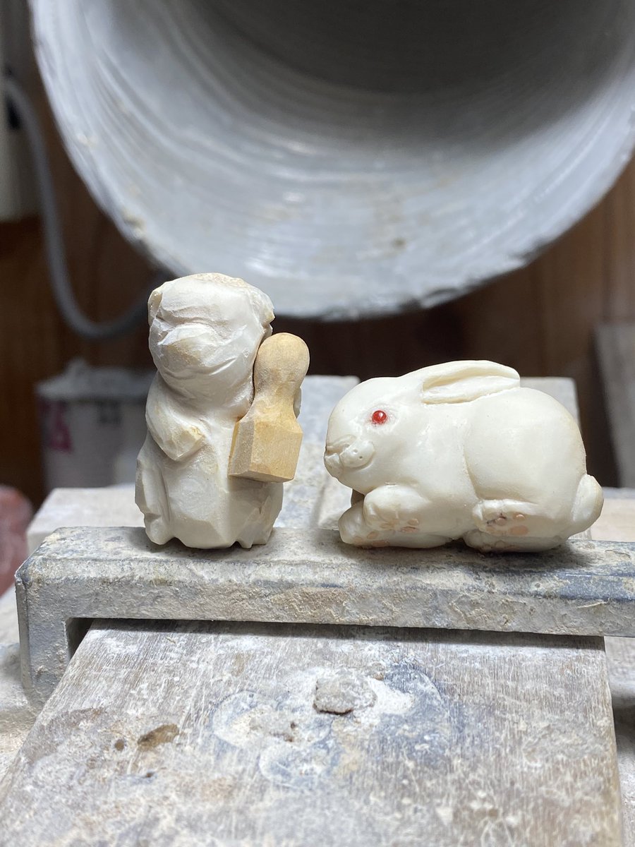 ウサギ帯留に赤珊瑚を嵌め込みました。 小さな一点ですが、白い鹿角の