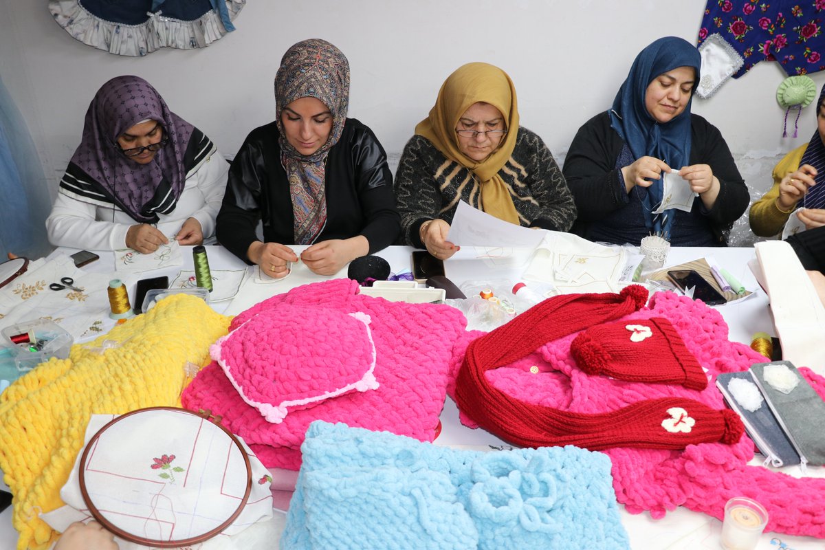 ♻️Gaziantep'te Şehitkamil Kaymakamlığı Sosyal Yardımlaşma ve Dayanışma Vakfına bağlı Hürriyet Sosyal Dayanışma Merkezi'ndeki geri dönüşüm atölyesinde 52 gönüllü kadın, atık tekstil ürünlerini, aksesuarlara ve kıyafetlere dönüştürüyor

#Yeşilhat🌱

aa.com.tr/tr/yesilhat/ce…