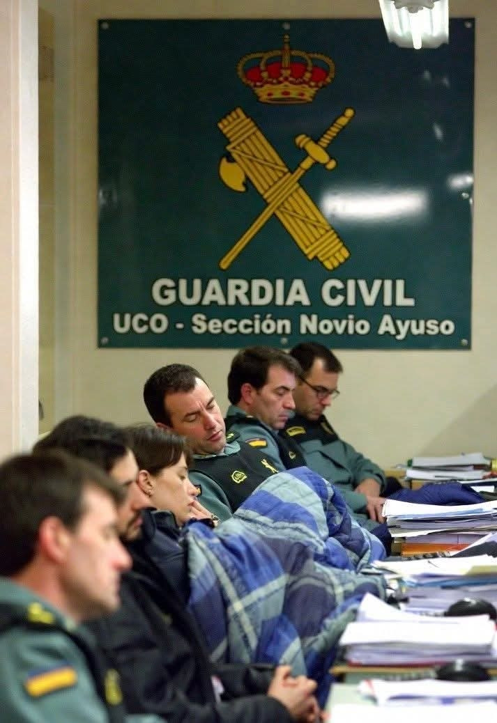 La jueza que investiga a Montoro y su despacho de abogados pide a la UCO que investigue 200 cuentas relacionadas con el caso.
18 meses después, la UCO envía un informe en el que se han investigado 10 cuentas, y ninguna de Montoro.
Son los mismos que investigan al novio de Ayuso.