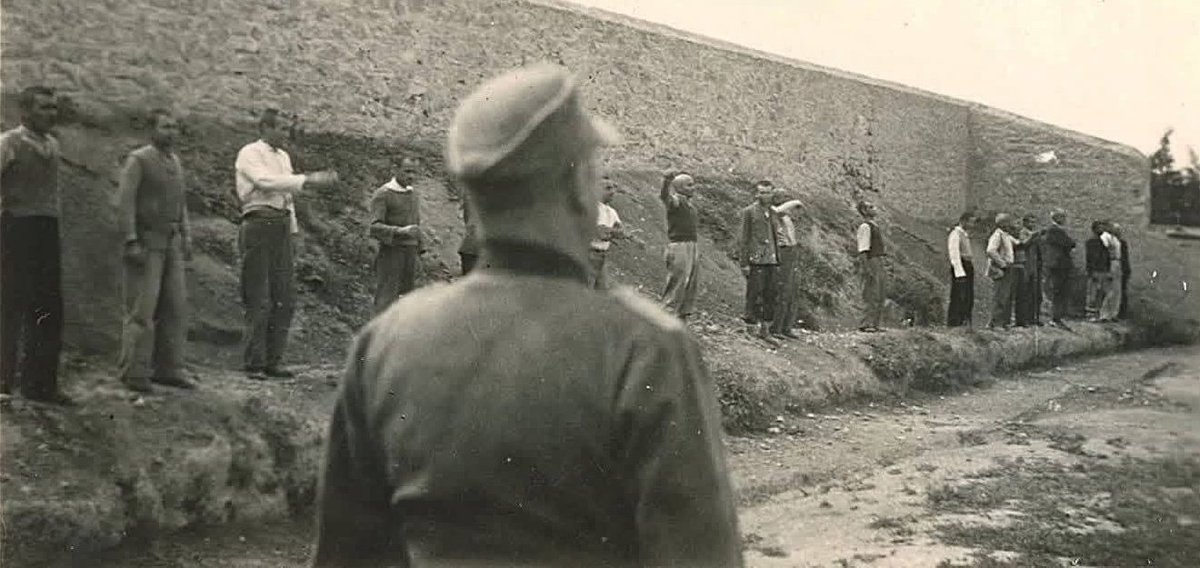 antivaroef's tweet photo. Τότε, λέγοντας πως είναι "προδότες της πατριδας", τους έστηναν στον τοίχο επειδή ήταν κομμουνιστές, επειδή πάλευαν ενάντια στο σύστημα...εναντια στο ίδιο σύστημα που σήμερα τους λέει πατριώτες...για να μην τους πει κομμουνιστές https://t.co/LpJjumyf0a