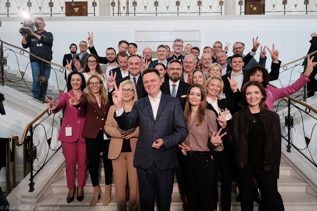 Stary, odwieczny numer w polskiej polityce…

Ktoś wprowadza klaunów  do Sejmu na sprzeciwie wobec partii Tuska, a potem część zdrajców go zostawia i de facto zapisuje się do partii Tuska 😜
