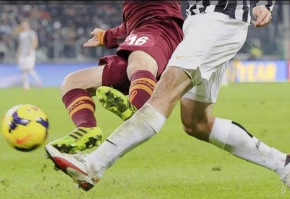 InfoSughi's tweet photo. 1 espulsione in MilleMila anni, ammonizione ogni sei partite, sceneggiate, morsi sulle spalle, simulazioni, sbeffeggiamenti, solo un calcio preso bene, meritato.

Serviva la carriera da dirigente per un paio di settimane di squalifica 

#SUGHI https://t.co/7JQzr6FWsU