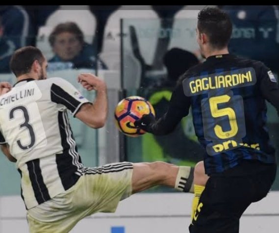 InfoSughi's tweet photo. 1 espulsione in MilleMila anni, ammonizione ogni sei partite, sceneggiate, morsi sulle spalle, simulazioni, sbeffeggiamenti, solo un calcio preso bene, meritato.

Serviva la carriera da dirigente per un paio di settimane di squalifica 

#SUGHI https://t.co/7JQzr6FWsU