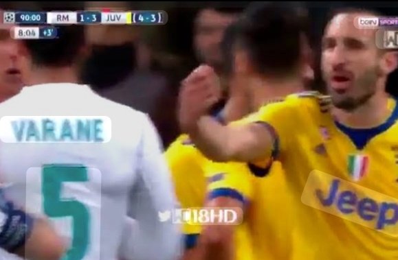 InfoSughi's tweet photo. 1 espulsione in MilleMila anni, ammonizione ogni sei partite, sceneggiate, morsi sulle spalle, simulazioni, sbeffeggiamenti, solo un calcio preso bene, meritato.

Serviva la carriera da dirigente per un paio di settimane di squalifica 

#SUGHI https://t.co/7JQzr6FWsU