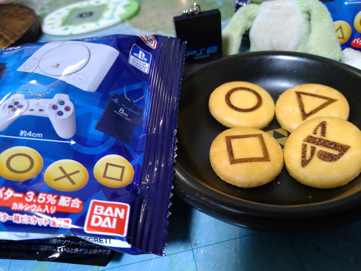 tossey7's tweet photo. プレステの食玩 を買ってみた
内緒のアイテムが出ちゃった(⁠・⁠∀⁠・⁠)
クッキーはパッケージよりでかい
#かえるのピクルス
#ぬい撮り https://t.co/OjaLcw1UMH