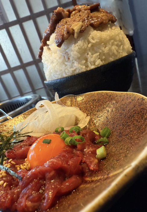 本業終わりの焼ニックん。最近はUberも飽きてずっと外食してるが、会社の給料だけだとスーパーの半額飯しか食えなかったし、おにゃの子とのデートでもかなり無理して奢ってたの懐かしいな。イケメンだったら逆に奢ってもらえてたんかな、、とかいうクソテイカー的妄想してたのも懐かしいし、上司の財布