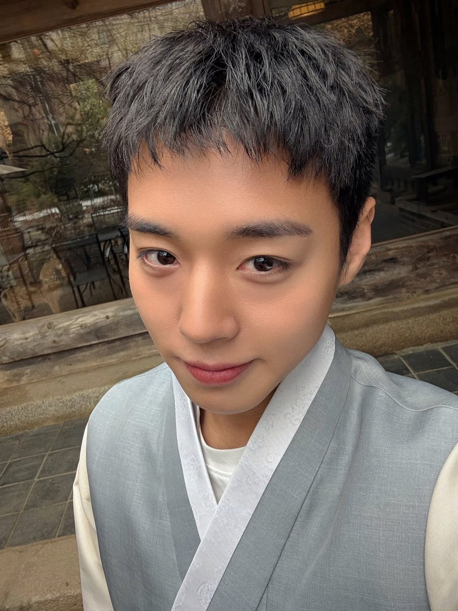 [ENG] Hoping you were fully recharged throughout the holiday, thank you for your interest and love.

To the 4 million viewers, thank you. 

#박지훈 #PARKJIHOON 
#왕과사는남자
#YYentertainment