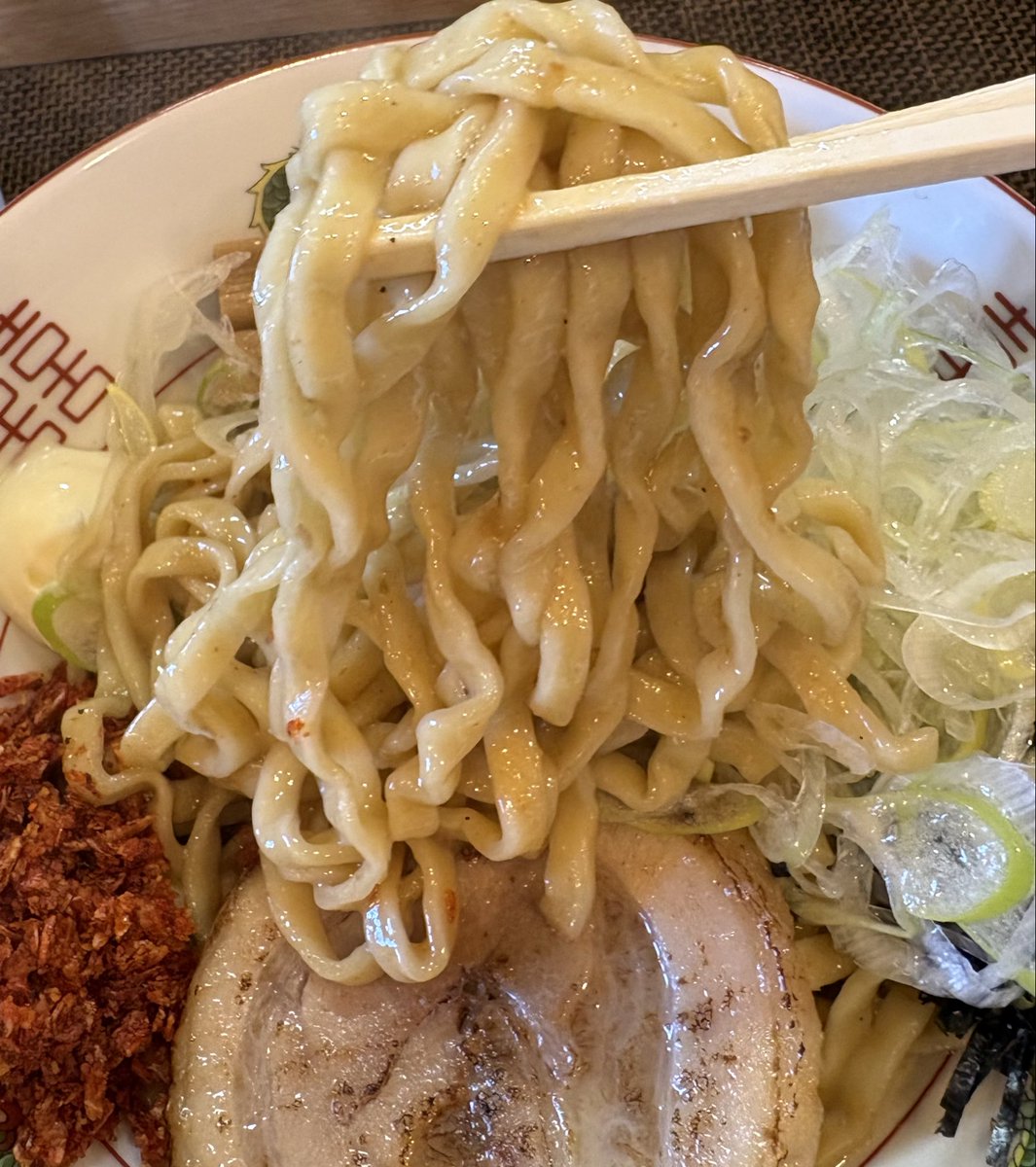 ～麺 ゆるり～
『油そば(海老)』
オリンピックを朝からテレビの前で応援した水曜日😎そして…ゆるりさんの限定をいただきました🍜前回は鰹でしたので今回は海老です❗️海老の風味がマジで旨しです❗️ご馳走様でした🙇‍♂️