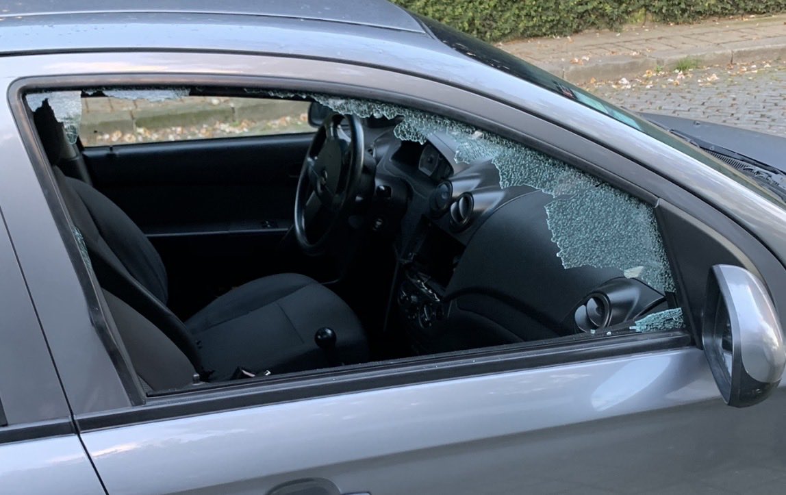 Portuguesice's tweet photo. @Cardoso Em Portugal ainda é. Roubaram o do meu carro em um dos lugares mais ricos do Porto, o prejuízo maior foi o vidro que quebraram. https://t.co/i3NOqyymp3