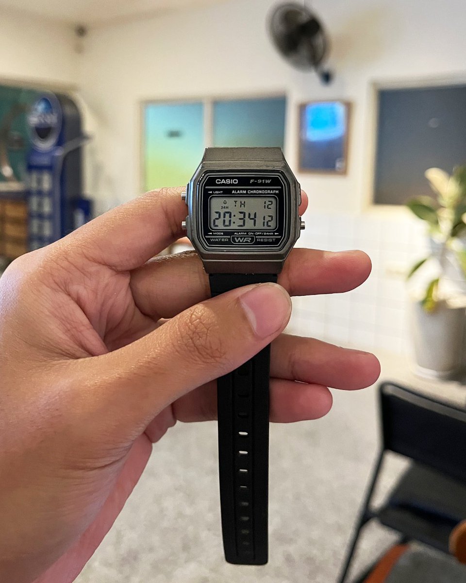 118harilagi's tweet photo. Selama gue kerja, pilihan yang sulit adalah nentuin jam tangan digital buat daily yang aman dari segala kondisi tapi looknya masih KECE.

Akhirnya nemu jam ini, dah di review banyak orang juga dan jadi salah satu jam tangan terbaik yang affordable di dunia. https://t.co/GxbZGYcp3h