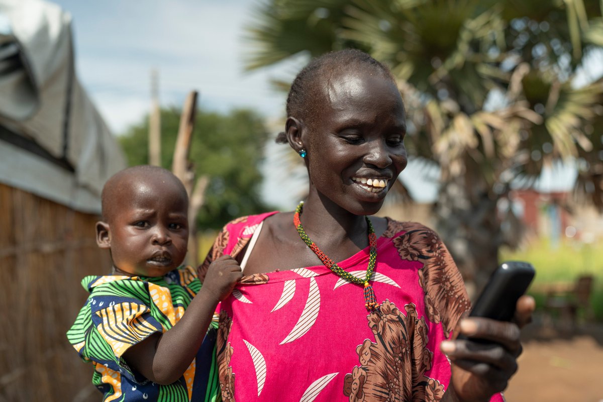 WFP_SouthSudan's tweet photo. "After I received my cash, I went to the market to buy food. The money will also help pay for school fees and medicines"💰

Abuk is one of the people receiving mobile money from
@WFP in #SouthSudan, allowing families to buy the food they need, when they need it. https://t.co/qmocEpJ3Y3