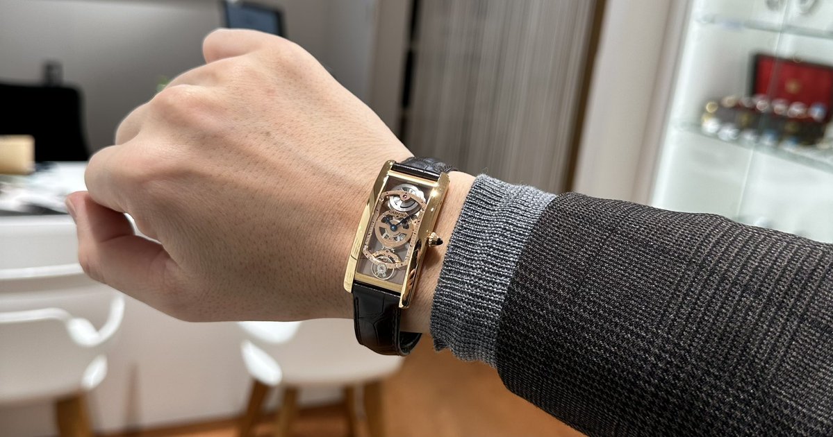 riberowatch's tweet image. ちょっと聞いてくれ。

この度、僕の腕元が「シースルー」デビューしました。

カルティエのタンクサントレLM スケルトン（WHTA0008）！

服なら透け透けは勇気がいるけど、時計ならむしろ「品格」らしい。世の中矛盾してるぜ￼