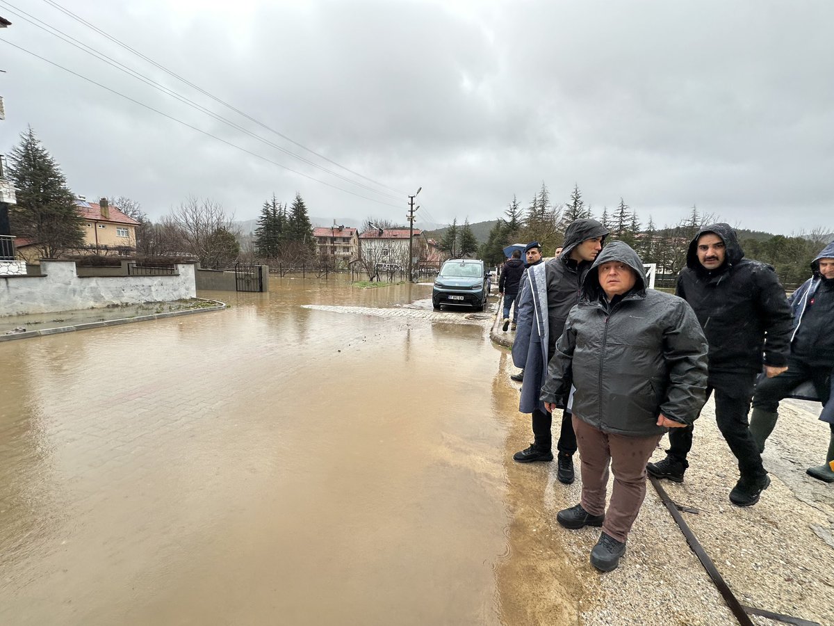 halisgundogdu's tweet photo. 📍 Cevizli Mahallesi

Cevizli Mahallemizde meydana gelen yoğun yağış sonrası oluşan olaya ilişkin, Kaymakamımız Yusuf Ilıca ve İl Afet ve Acil Durum Müdürümüz Necmi Erçin ile birlikte sahada incelemelerde bulunduk.

Devletimiz tüm kurumlarıyla sahadadır.
AFAD, Jandarma, UMKE, DSİ, Belediye, Orman, İtfaiye ekiplerimiz ve Mahalle Muhtarımız görevinin başındadır.

Cevizli Mahallemizdeki tüm hemşehrilerimize geçmiş olsun dileklerimizi iletiyor, Rabbim her türlü afetten muhafaza eylesin diyoruz.

@alicetin_07