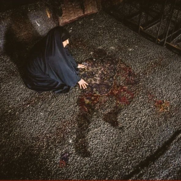 چهل روز مادری، با نقش جگر گوشه اش 
بر روی قالی، رویا میبافد 💔

#۲۴۲۷_شهید_ترور