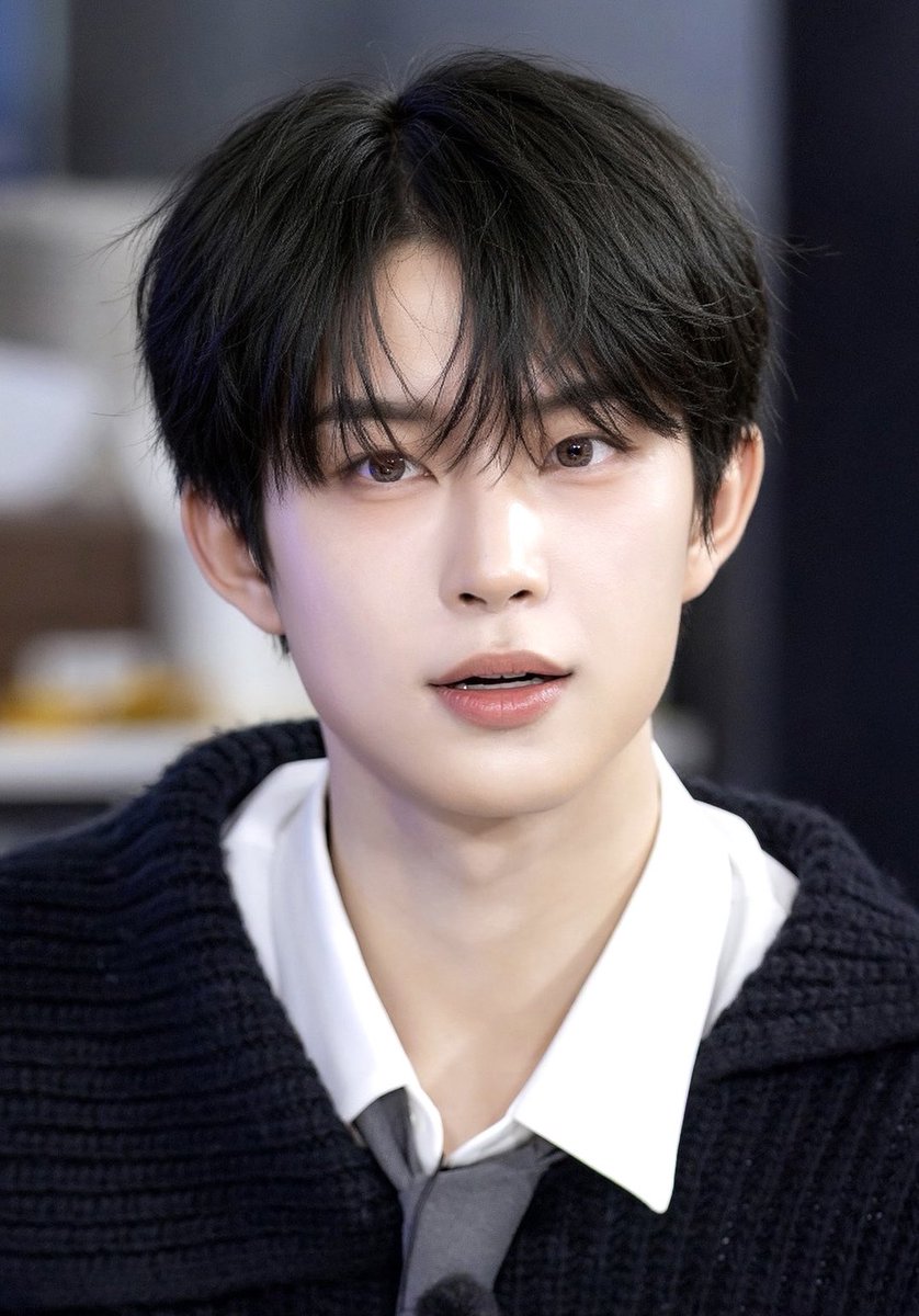 건우 흑발 ㅂㄱㅅㅇ   ….