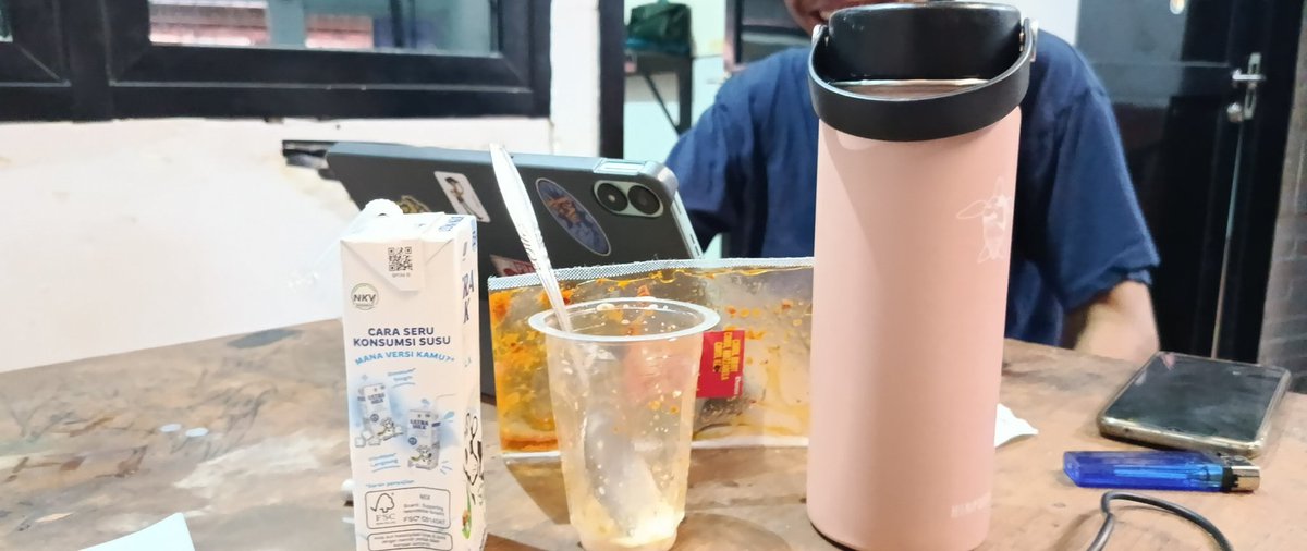 dailykapa's tweet photo. abang ini minum susu pake cabe cimol

sangat normal di sini https://t.co/Tpcsw7rSBv