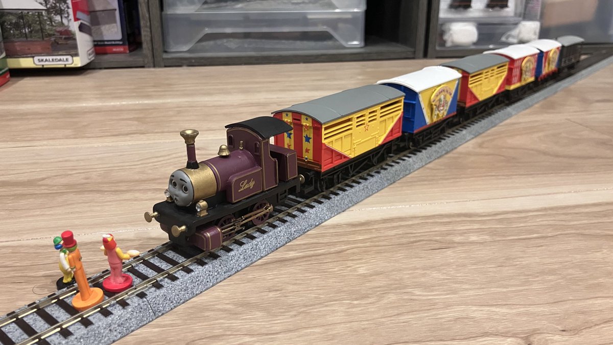 レイアウト上での展示の是非はともかくとして、この編成は個人的に好きです。
Aside from whether putting her on the layout is right or wrong, I just like this train consist.