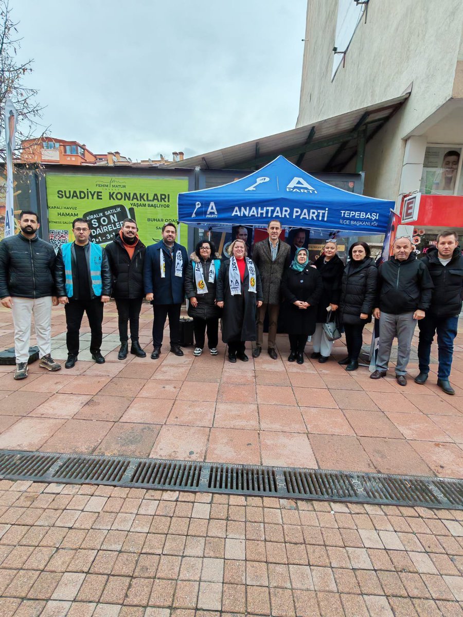 Anahtar Parti Eskişehir Tepebaşı İlçe Teşkilatımız, yaklaşık 8 aydır şehrimizin farklı mahallelerinde kurduğu çadır ve stantlarla hemşehrilerimizle birebir temas kurmaya, talep ve önerileri doğrudan sahada dinlemeye devam etmektedir.

Siyaseti masa başında değil, milletimizin