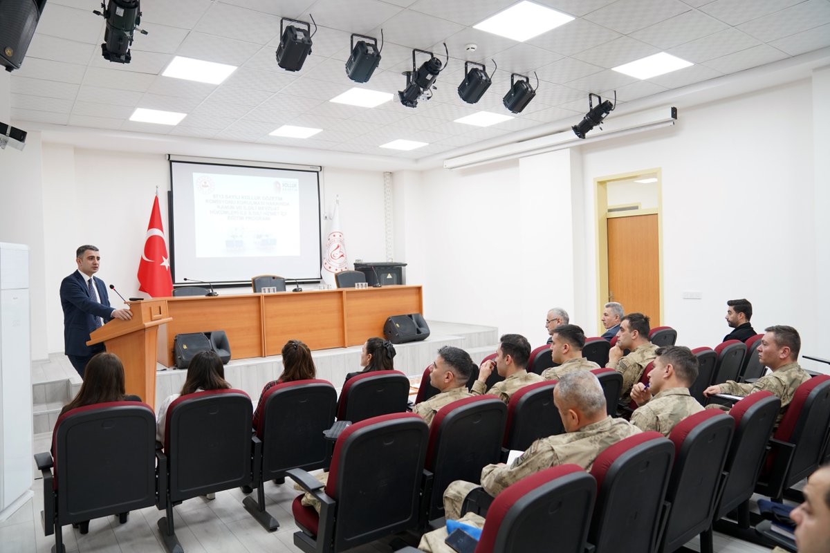 Vali Yardımcımız Sayın Cihat Abukan başkanlığında, 6713 sayılı Kanun kapsamında ilçe yazı işleri müdürleri ve personeli ile kolluk kuvvetlerimize yönelik hizmet içi eğitim verildi.

Programda Vali Yardımcımız Sayın Cihat Abukan tarafından, İçişleri Bakanlığımız bünyesinde