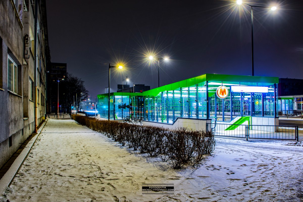 Warszawskie Koło na Woli. Część południowo - centralna. Zbawienie nastąpiło po otwarciu obok Metra. Życie mieszkańców przyspieszyło. Te niewinnie wyglądające bloki z dużą przestrzenią dookoła niosą ze sobą fajną hip hopowią historię z wiązaną z Warszawskim graffiti. W całym