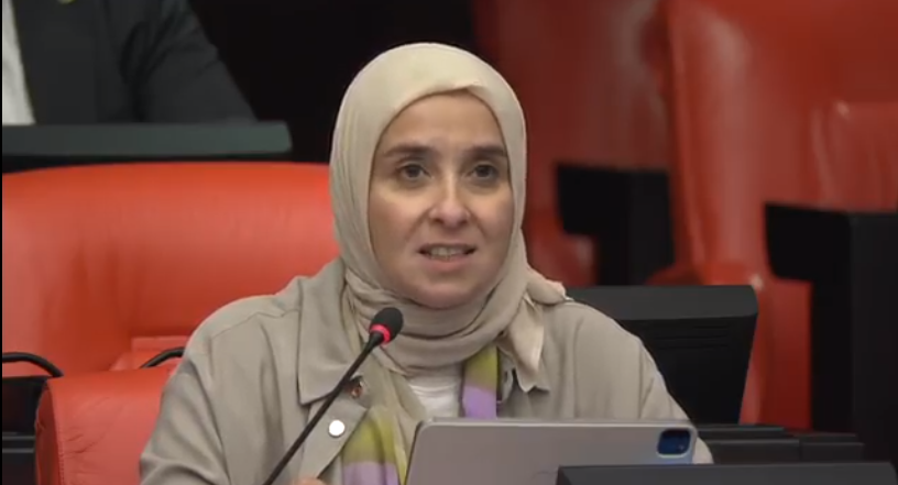 islam8563's tweet photo. Elif Esen,
Bebeklerimize ve Çocuklarımıza kimyasal olan 50 doz aşıyı zorla yapılmasını içeren kanun teklifini geri çekin.
Aşı sebebi ile hastalanacak, sakatlanacak ve ölecek evlatların vebalini ödeyemezsiniz.
Allah'a zerre inancınız varsa teklifi çekin...
#elifesenteklificek https://t.co/SYCcvWDI2w