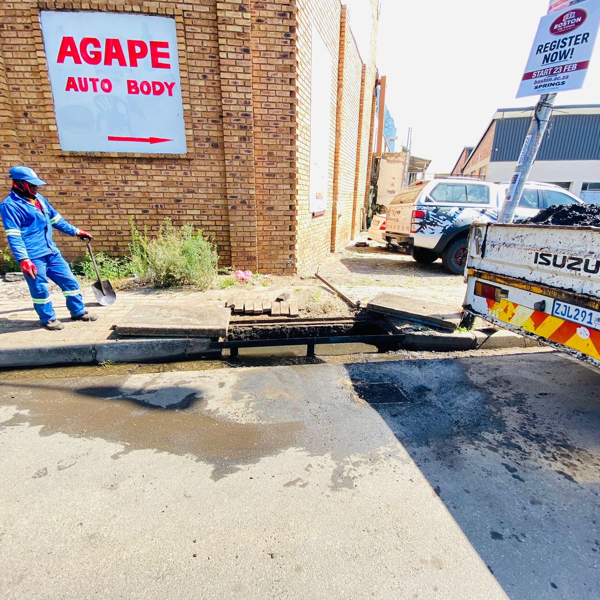 City_Ekurhuleni's tweet photo. 🛣️FixingTheFrontline | #RoadsUpdate 
Out team on the ground conducting road marking at Lillian Avenue, Boksburg.
Cleaning of Kerb inlets at #Springs Corner 4th Ave and 6th St, Springs CBD. https://t.co/uU43Vtzkxp