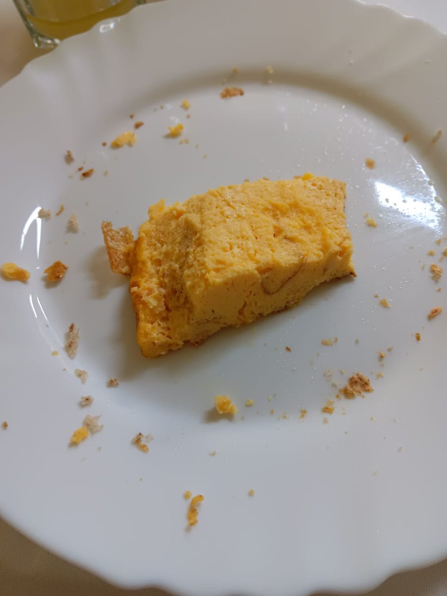 DParedes_Didi's tweet photo. Un día más en la residencia pública de Colmenar Viejo sirven esta comida y al gerente de la AMAS (Agencia Madrileña de Atención Social) ni le preocupa ni le importa. Mientras las personas mayores comen esto, Ayuso transfiere más de 61 millones de las residencias a Quirón. https://t.co/w31bjn53Mw