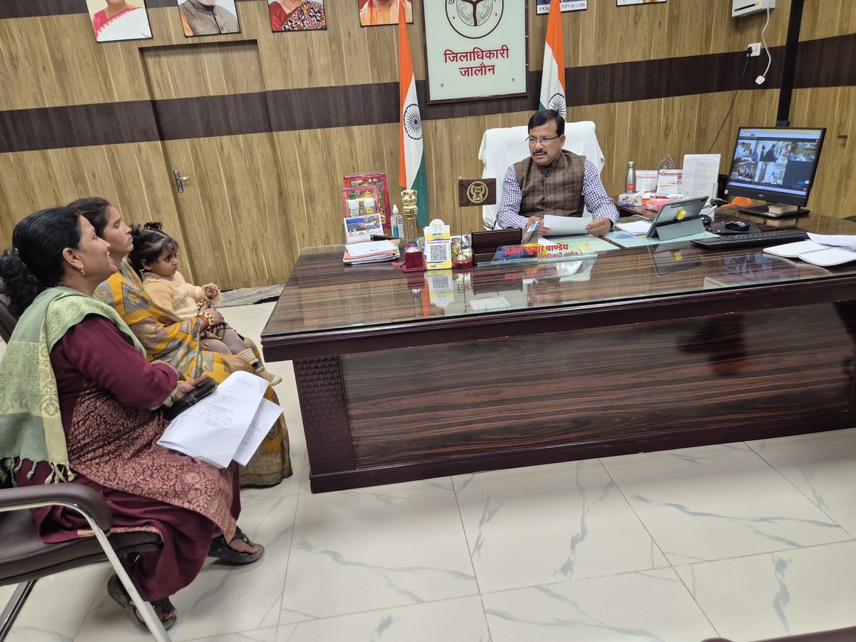 जिलाधिकारी राजेश कुमार पाण्डेय ने सुबह 10 से अपने कार्यालय में जनसुनवाई के दौरान फरियादियों की समस्याएं गंभीरता से सुनीं और संबंधित अधिकारियों को स्पष्ट निर्देश दिए। हर शिकायत का गुणवत्तापूर्ण व समयबद्ध निस्तारण हो, लापरवाही पर जवाबदेही तय की जाएगी।जनता की समस्या को निस्तारण करना