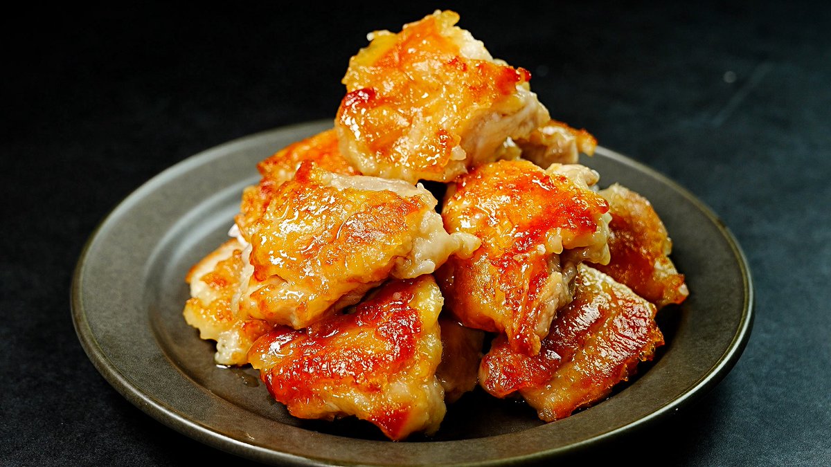 muscle1046's tweet photo. 200万回以上再生されたウマ塩チキン。

袋で揉んで焼くだけです。

材料(1〜2人前)
•鶏もも肉(鶏むね肉)　約400g
•⚪︎片栗粉　大さじ1と1/2
•⚪︎ごま油　大さじ1
•⚪︎おろしニンニク　5cm(1片)
•⚪︎砂糖　小さじ1
•⚪︎鶏ガラスープの素　小さじ1
•⚪︎塩　小さじ1/2
•⚪︎味の素　6振り

詳しい作り方はサイトにまとめてます
https://t.co/btH3mI4Ho4