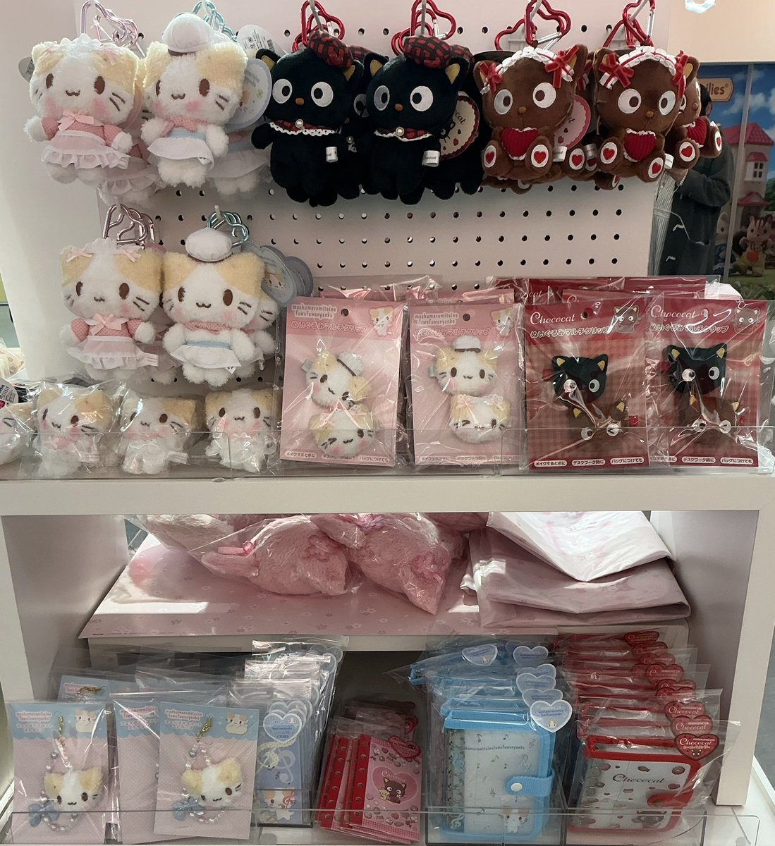 🎀新宿店 3F #サンリオ コーナー🎀

📢新商品のおしらせ🌟

#マシュマロみたいなふわふわにゃんこ
#チョコキャット

マスコットやマルチクリップ、シールバインダー
などが入荷いたしました🍫❤️

ぜひこの機会にお立ち寄りください🩵🫧