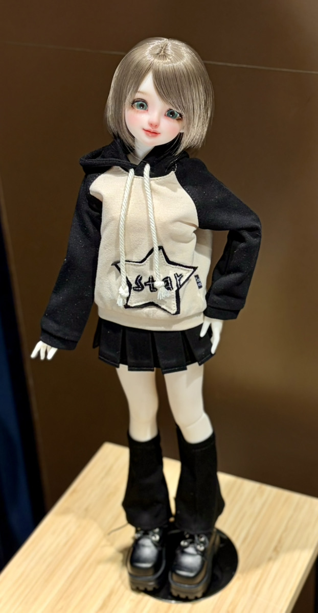 【DOLKラジオ会館店♢入荷ドール】
Angell Studioより『Mochi SP 糯糯软糖』が入荷致しました✨
可愛らしく微笑む表情が魅力的な美少女ドールです🐈
Mochi SPはメイクの違いで変わる雰囲気もお楽しみ頂ける子です。
今回は糯糯软糖にて入荷。
只今スタッフコーデにて展示中です。

40cm/￥70,800(税込)