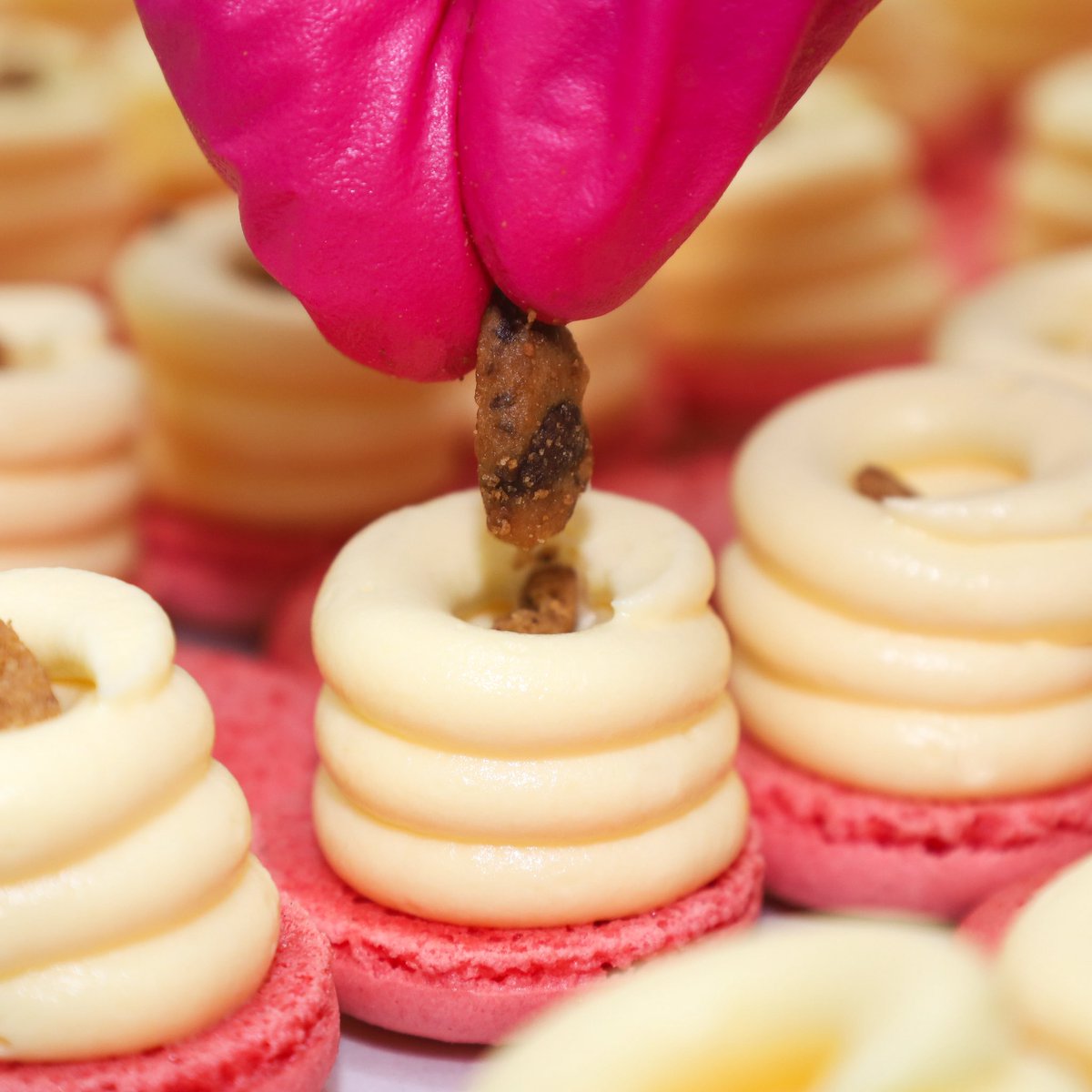 Cookie Jar 🍪 รสชาติสุดพิเศษสำหรับ SMTOWN x SOURI 
ฝาแฟตการองนุ่มหนึบที่ถูกดีไซน์สีสันและการตกแต่งใหม่ให้เข้ากับแครักเตอร์แต่ละวง เนื้อบัตเตอร์ครีมหวานละมุน หอมกลิ่นนมและวนิลา ตัดรสชาติด้วยความเค็มเล็กน้อยจากคุกกี้ดาร์กช็อกโกแลตที่อยู่ด้านในให้ได้เคี้ยว 🍫💕
 
Mini Fatcarons