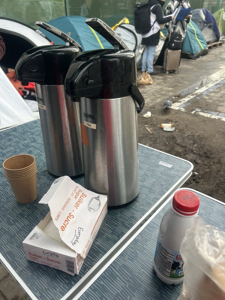 83 colazioni mentre il dottore faceva le consultazioni. Un freddo così intenso che ad un certo punto ho dovuto entrare in macchina per qualche minuto.