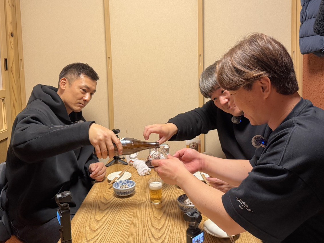 先日行われた「骨牙尾トークショー」後の3人の様子をお届けします