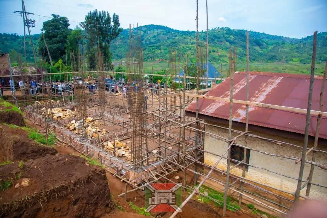 MagazineJimbere's tweet image. 🏢 Les travaux de construction de l’immeuble destiné à abriter les bureaux de la commune de #Matongo(@PButanyerera) ont atteint un taux d’exécution de 10 %. Ce bâtiment de quatre étages nécessitera un budget de 7 milliards et sera réalisé sur une période de trois ans, selon les